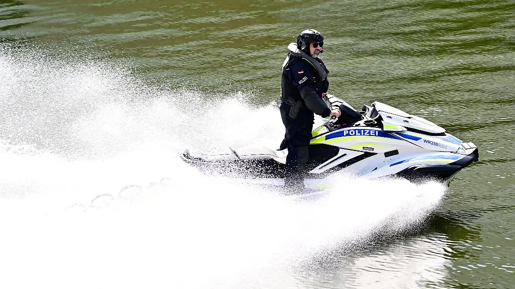 Beim-Selenskyj-Besuch-im-August-sicherte-die-Wasserschutzpolizei-ein-Jetski-auf-der-Spree-die-Umgebung-des-Kanzleramts
