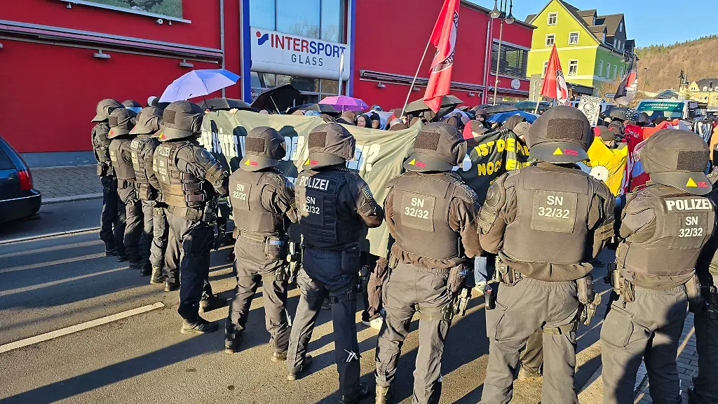 Hunderte-Polizisten-begleiten-die-Demo-von-Spektrum-360-in-Schwarzenberg