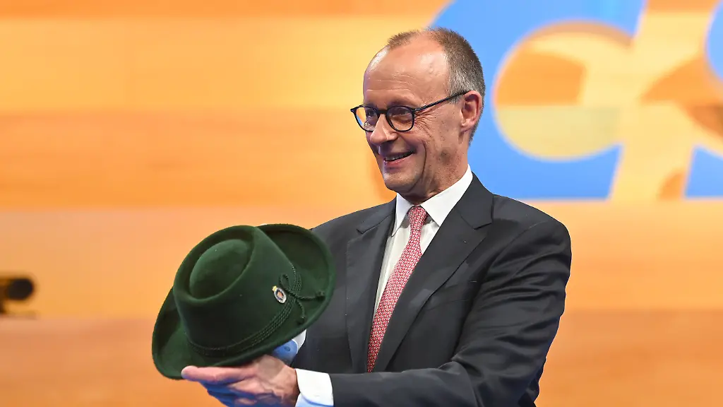 Bundeskanzler-Friedrich-MERZ-CDU-bekommt-von-Markus-SOEDER-Ministerpraesident-Bayern-und-CSU-Vorsitzender-einen-Trachtenhut-geschenkt-CSU-Parteitag-2025-am-12-und-13-12