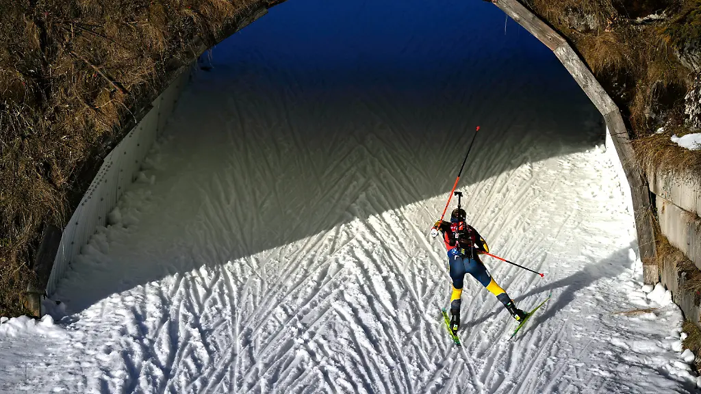 Anna-Magnusson-of-Sweden-competes-in-the-women-s-4-X-6-km-relay-competition-at-the-Biathlon-World-Cup-in-Hochfilzen-Austria-Saturday-Dec-13-2025