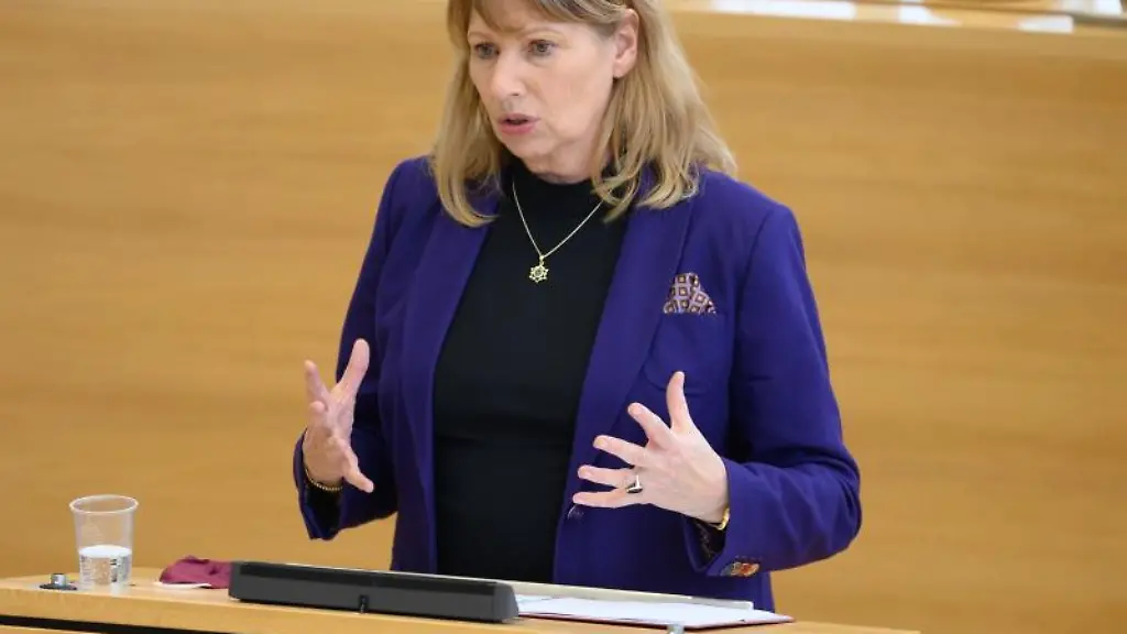 Sachsens-Gesundheitsministerin-Petra-Koepping-SPD-spricht-bei-einer-Landtagssitzung