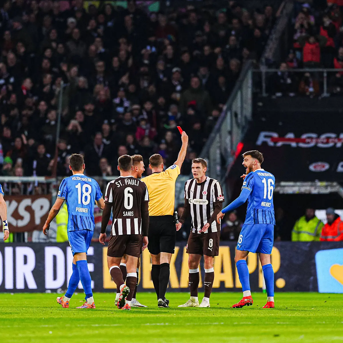 Rote-Karte-Platzverweis-Eric-Smith-FC-St-Pauli-08-GER-FC-St-Pauli-vs-1-FC-Heidenheim-Fussball-1-Bundesliga-Spieltag-14-Saison-2025-2026-13-12-2025-DFL-REGULATIONS-PROHIBIT-ANY-USE-OF-PHOTOGRAPHS-AS-IMAGE-SEQUENCES-AND-OR-QUASI-VIDEO-GER-FC-St-Pauli-vs-1-FC-Heidenheim-Fussball-1-Bundesliga-Spieltag-14-Saison-2025-2026-13-12
