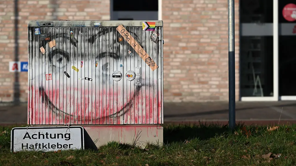 Der-Stromkasten-Klotzi-im-ostfriesischen-Ostrhauderfehn-ist-nach-einer-naechtlichen-Farbaktion-teilweise-gereinigt-worden