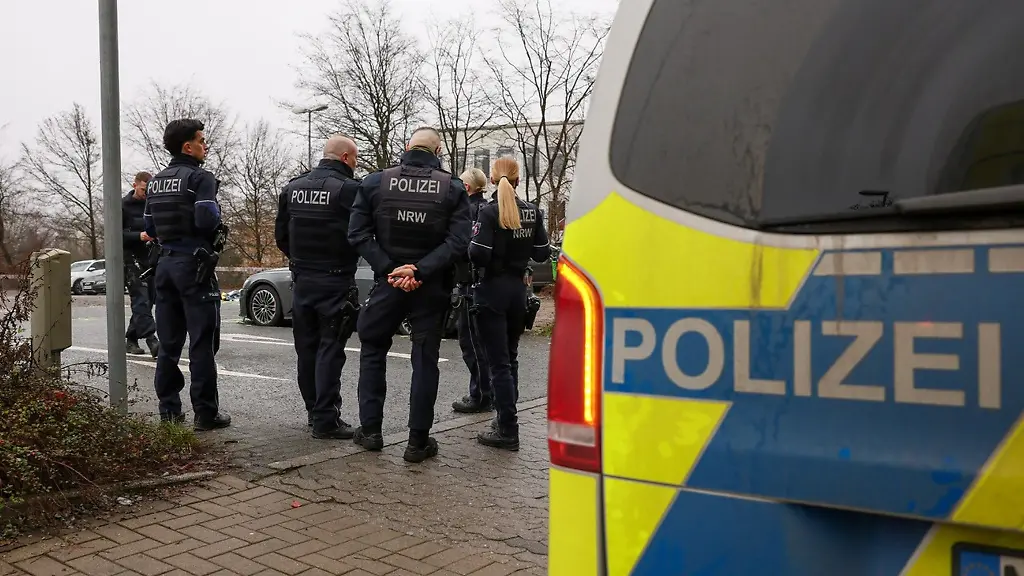 Eine-Seniorin-hat-beim-Abbiegen-auf-einen-Parkplatz-eine-Mutter-und-ihr-Kind-angefahren