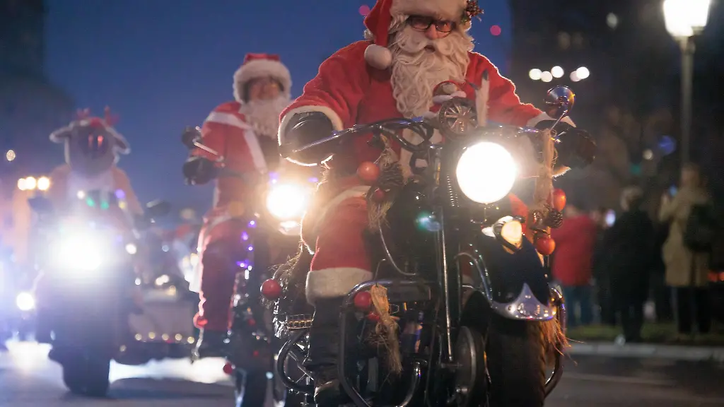 Mehrere-hundert-Weihnachtsmaenner-brausten-heute-auf-Motorraedern-durch-Berlin