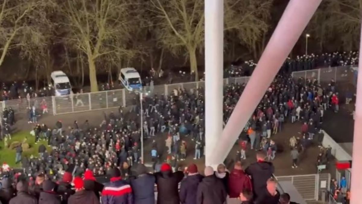 Nacktkontrollen-in-Leverkusen-K-ln-Fans-reisen-vor-Anpfiff-massenhaft-w-tend-ab