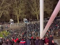 Nacktkontrollen in Leverkusen?: Köln-Fans reisen vor Anpfiff massenhaft wütend ab
