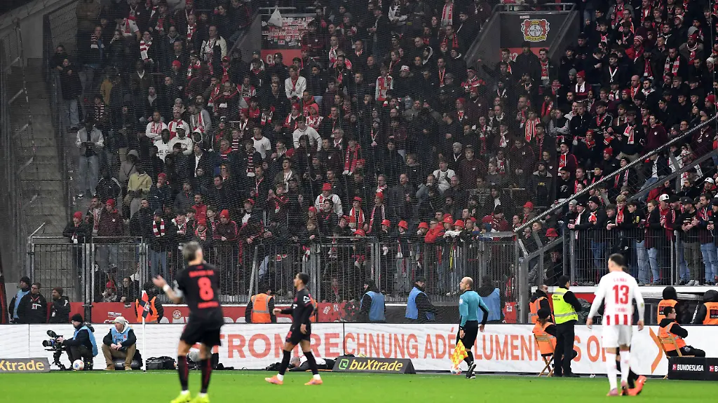 Fanblock-1-FC-Koelln-mit-Luecken-nach-Nacktkontrollen-der-Fans-und-Ultras-waehrend-des-Spiels-der-Bundesliga-zwischen-Bayer-04-Leverkusen-und-dem-1-FC-Koeln-BayArena-am-13-December-2025-in-Leverkusen-Deutschland-Foto-von-Ralf-Treese-DeFodi-Images-Fanblock-1-FC-Koelln-without-Ultra-Fans-during-the-Bundesliga-match-between-Bayer-04-Leverkusen-and-1-FC-Koeln-at-BayArena-on-December-13-2025-in-Leverkusen-Germany-Photo-by-Ralf-Treese-DeFodi-Images-DFL-regulations-prohibit-any-use-of-photographs-as-image-sequences-and-or-quasi-video