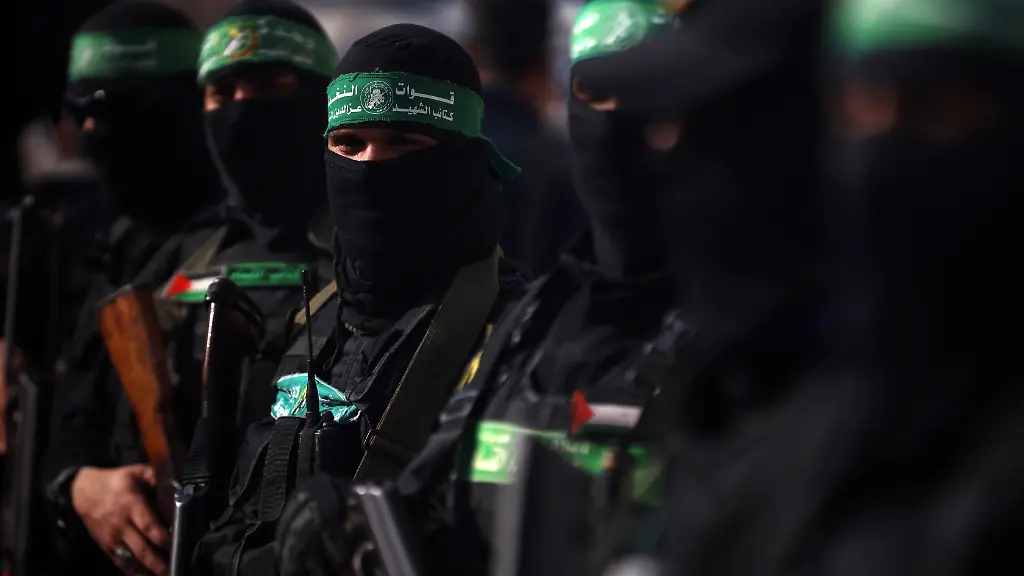 News-Bilder-des-Tages-Funeral-Of-Three-Commanders-Of-The-Martyr-Izz-al-Din-al-Qassam-Brigades-Palestinian-militant-group-Hamas-fighters-attend-the-funeral-of-three-commanders-of-the-Martyr-Izz-al-Din-al-Qassam-Brigades-the-military-wing-of-Hamas-after-their-remains-are-found-They-are-killed-in-a-previous-Israeli-airstrike-on-the-Nuseirat-refugee-camp-in-Deir-el-Balah-in-the-central-Gaza-Strip-on-February-4-2025-Gaza-Palestine-PUBLICATIONxNOTxINxFRA-Copyright-xMajdixFathix-originalFilename-fathi-notitle250204-npWsa