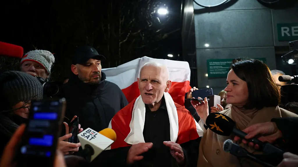 Ales-Bialiatski-a-prisoner-released-from-Belarus-flanked-by-Belarusian-opposition-leader-Sviatlana-Tsikhanouskaya-speaks-to-the-members-of-the-media-outside-the-U-S-embassy-in-Vilnius-Lithuania-December-13-2025