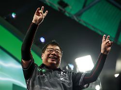 Paul Lim kommt weiter: 71 Jahre alter Darts-Opa schafft bei WM das Unfassbare