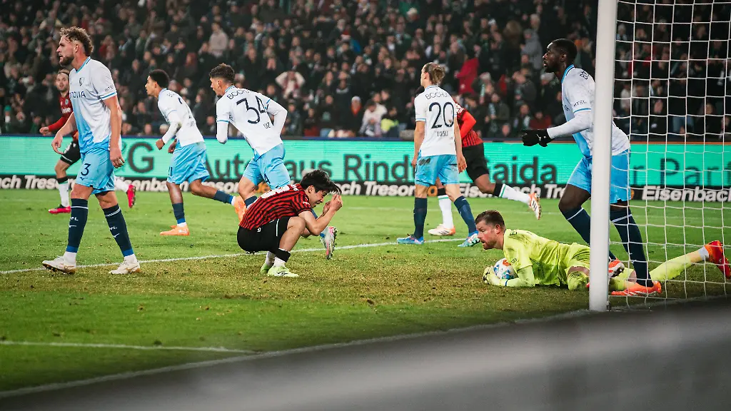 2-Bundesliga-Hannover-96-vs-VfL-Bochum-13-12-2025-Daisuke-Yokota-Hannover-96-18-veraergert-nach-vergebener-Chance-Timo-Horn-VfL-Bochum-1-hat-den-Ball-Fussball-2-Bundesliga-16-Spieltag-Hannover-96-vs-VfL-Bochum-am-13-12-2025-in-der-Heinz-von-Heiden-Arena-Hannover-DFL-REGULATIONS-PROHIBIT-ANY-USE-OF-PHOTOGRAPHS-AS-IMAGE-SEQUENCES-AND-OR-QUASI-VIDEO