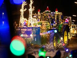 Hamburg & Schleswig-Holstein: Geschmückte Traktoren bringen Spenden ans UKE