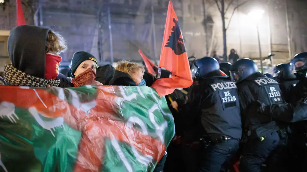 Die-Polizei-hat-eine-Anti-Polizei-Demo-in-Friedrichshain-aufgeloest