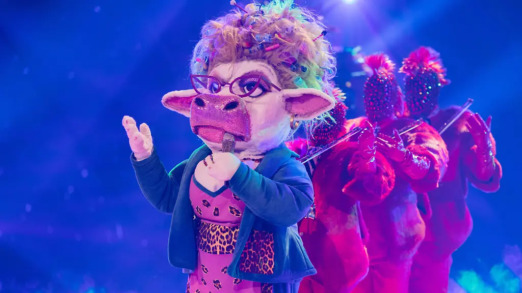13-12-2025-Nordrhein-Westfalen-Koeln-Die-Figur-Muuhnika-steht-im-Finale-der-Prosieben-Show-The-Masked-Singer-auf-der-Buehne