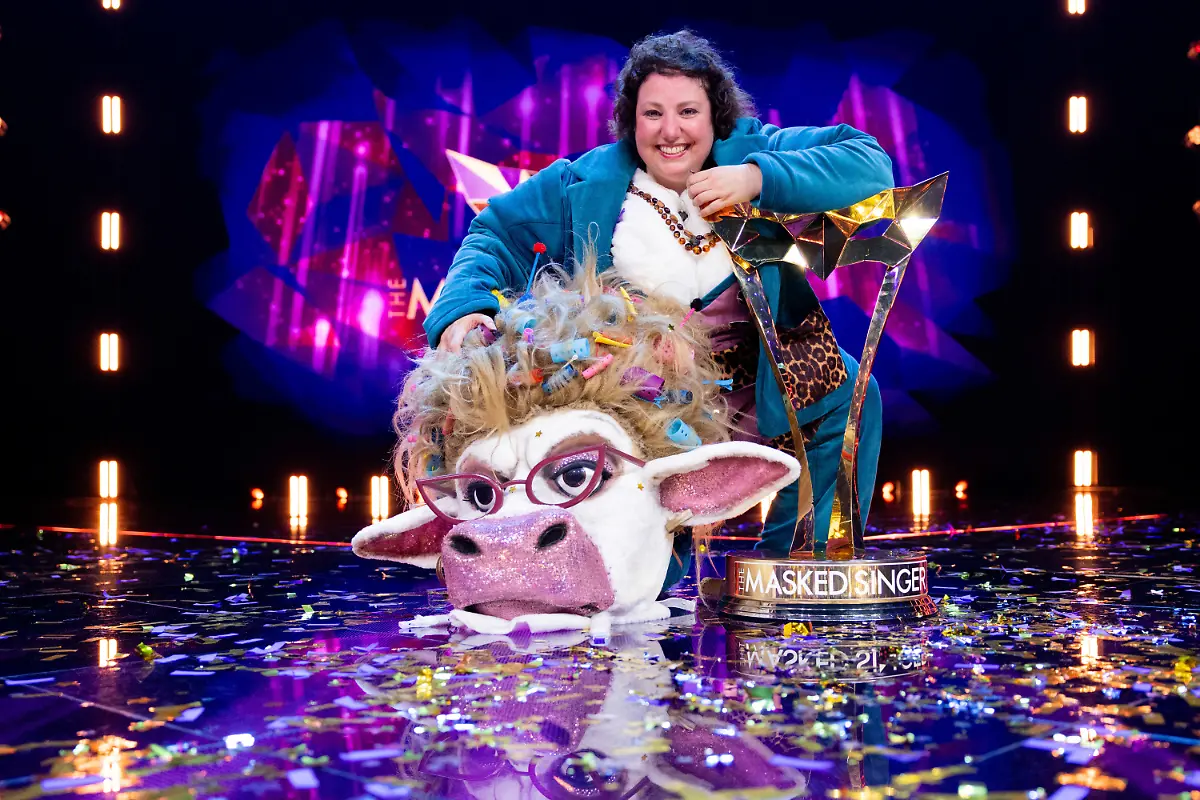 14-12-2025-Nordrhein-Westfalen-Koeln-Comedienne-Meltem-Kaptan-steht-als-enttarnte-Figur-Muuhnika-im-Finale-der-Prosieben-Show-The-Masked-Singer-auf-der-Buehne