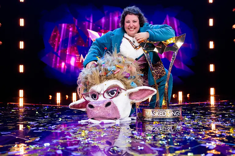 14-12-2025-Nordrhein-Westfalen-Koeln-Comedienne-Meltem-Kaptan-steht-als-enttarnte-Figur-Muuhnika-im-Finale-der-Prosieben-Show-The-Masked-Singer-auf-der-Buehne