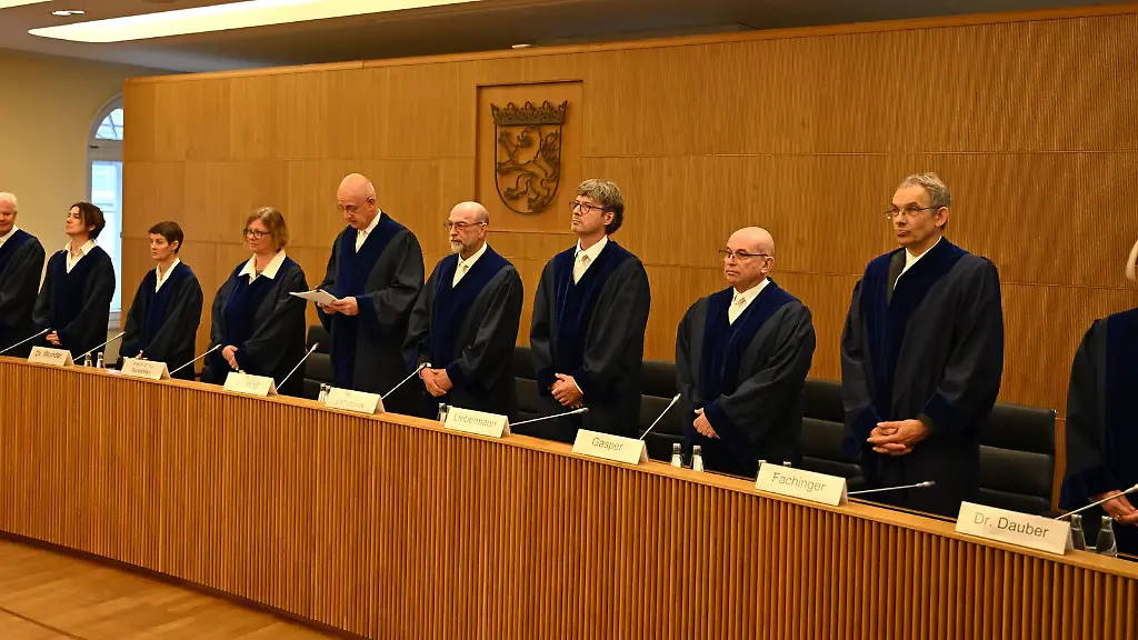 Elf-Richterinnen-und-Richter-hat-Hessens-Staatsgerichtshof-der-sich-nun-mit-der-Wahlrechtsreform-im-Land-befasst