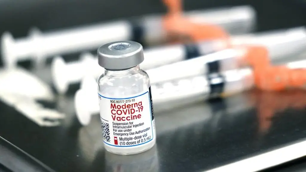 Ein-Flaeschchen-des-Moderna-Impfstoffes-steht-neben-Spritzen-die-fuer-die-Impfung-verwendet-werden-Foto-Rogelio-V