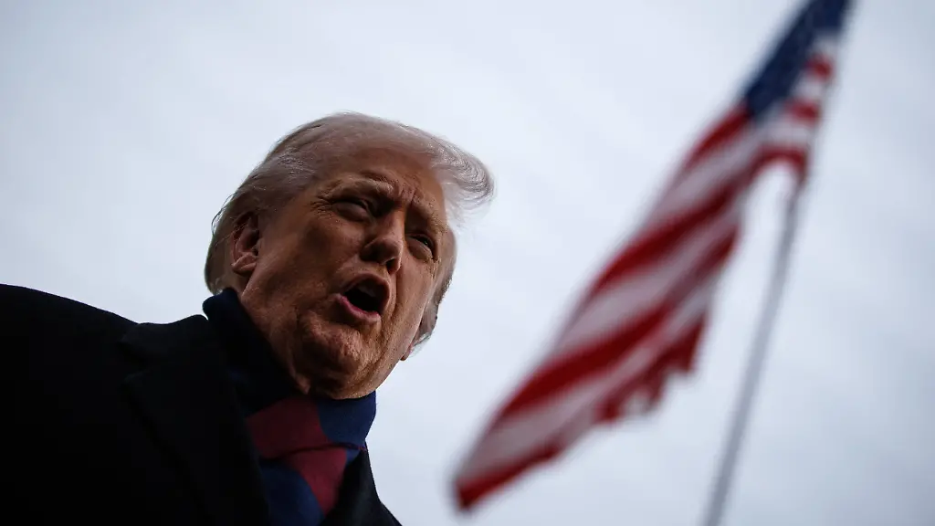 DC-President-Trump-Departs-White-House-for-Army-Navy-Football-Game-U-S-President-Donald-Trump-speaks-with-reporters-before-departing-from-the-South-Lawn-of-the-White-House-in-Marine-One-on-December-13-2025-in-Washington-D-C-The-President-is-heading-to-Baltimore-Maryland-where-he-will-be-attending-the-Army-Navy-football-game-at-M-T-Bank-Stadium-Photo-by-Samuel-Corum-Pool-ABACAPRESS