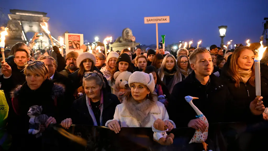 13-12-2025-Ungarn-Budapest-Der-Vorsitzende-der-ungarischen-oppositionellen-Theiss-Partei-Peter-Magyar-2-v-r-die-stellvertretende-Vorsitzende-der-Tisza-Partei-Agnes-Forsthoffer-r-und-die-Opernsaengerin-Andrea-Rost-die-Parlamentskandidatin-der-Partei-fuer-den-Wahlkreis-Jasz-Nagykun-Szolnok-3-v-r-nehmen-an-der-Demonstration-der-Tisza-Partei-zur-Unterstuetzung-misshandelter-Kinder-am-Budaer-Burgtunnel-teil