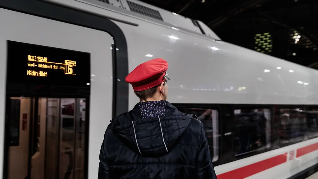 14-12-2025-Berlin-Ein-Schaffner-steht-auf-dem-Bahnsteig-vor-dem-neuen-ICE-L-der-Deutschen-Bahn-der-als-ICE-1548-von-Berlin-nach-Koeln-faehrt
