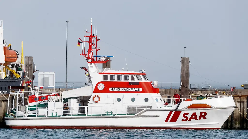 Der-Seenotrettungskreuzer-Hans-Hackmack-eilt-einem-Crewmitglied-nach-einem-Unfall-auf-einer-Norwegen-Faehre-zu-Hilfe