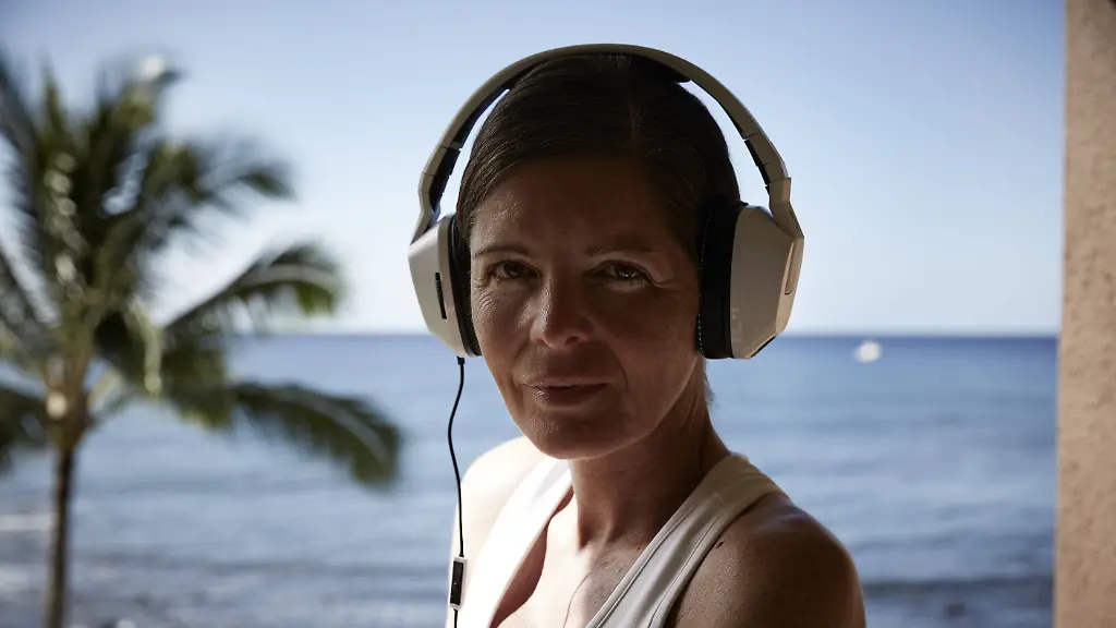 USA-Hawaii-portrait-of-woman-with-headphones-in-front-of-the-sea-model-released-Symbolfoto-PUBLICATIONxINxGERxSUIxAUTxHUNxONLY-STKF001093-USA-Hawaii-Portrait-of-Woman-With-headphones-in-Front-of-The-Sea-Model-released-Symbolic-image-PUBLICATIONxINxGERxSUIxAUTxHUNxONLY-STKF001093