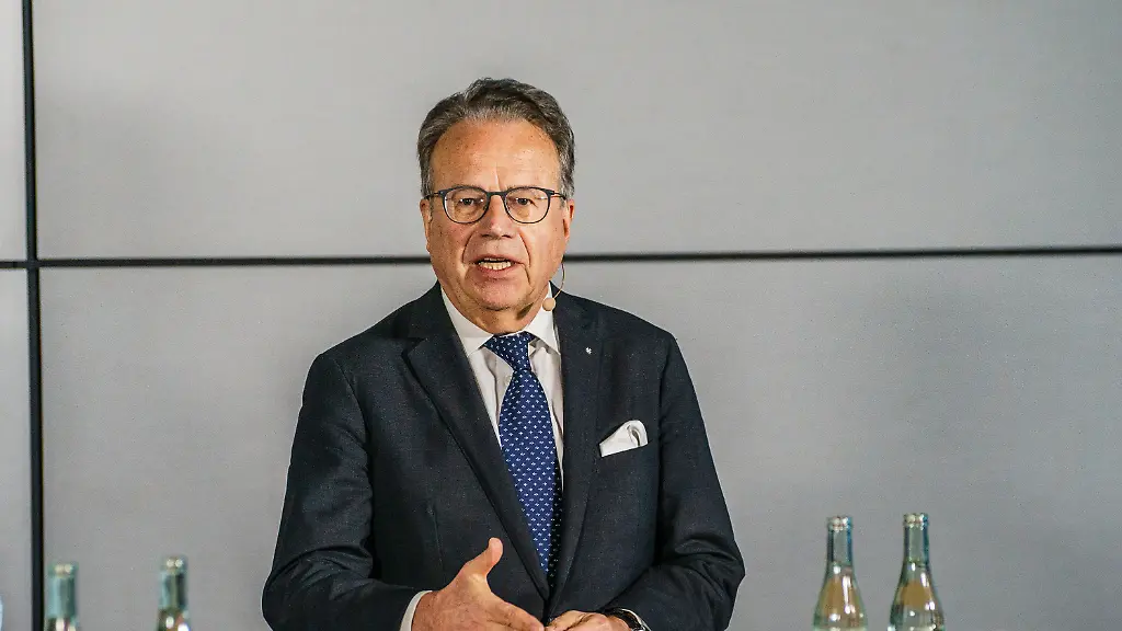 ARCHIV-27-03-2024-Hessen-Frankfurt-Main-Frank-Juergen-Weise-ehemaliger-Vorstandsvorsitzender-der-Bundesagentur-fuer-Arbeit-spricht-vor-Journalisten-zum-beigelegten-Tarifkonflikt-des-Lufthansa-Bodenpersonals