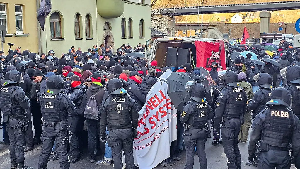 Bei-einer-Demonstration-in-Schwarzenberg-kam-es-immer-wieder-zu-Tumulten-zwischen-der-rechten-und-linken-Szene