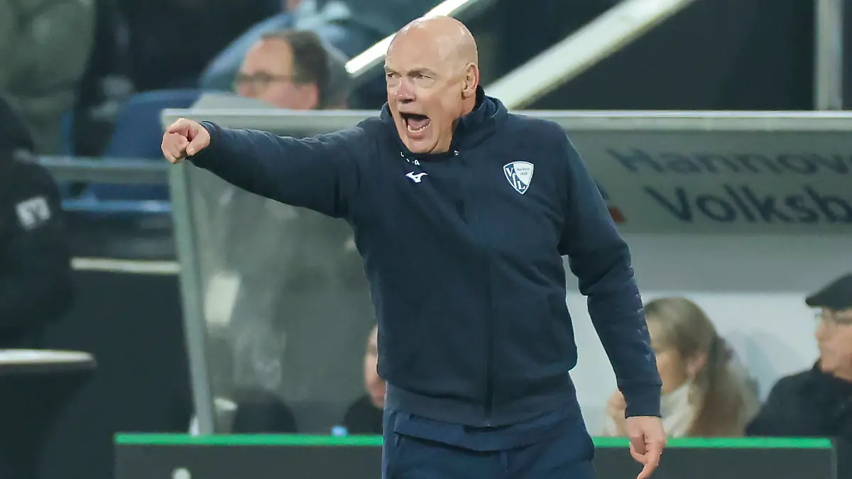 Trainer-Uwe-Roesler-VfL-Bochum-gestikuliert-2-Bundesliga-Hannover-96-v-VfL-Bochum-Heinz-von-Heiden-Arena-am-13-December-2025-in-Hannover-Deutschland-Foto-von-Marco-Steinbrenner-DeFodi-Images-Trainer-Uwe-Roesler-VfL-Bochum-gestures-2-Bundesliga-Hannover-96-v-VfL-Bochum-Heinz-von-Heiden-Arena-December-13-2025-in-Hanover-Germany