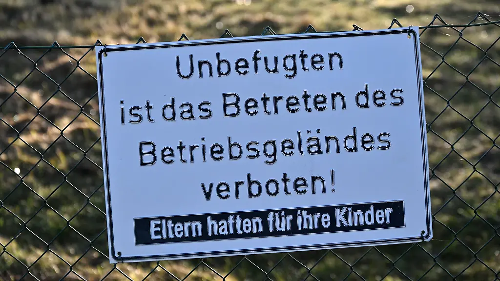 Besonders-im-Erzgebirge-und-Vogtland-entstanden-durch-den-Uran-Bergbau-zahlreiche-Bergwerke-Aufbereitungsanlagen-Halden-und-kontaminierte-Flaechen