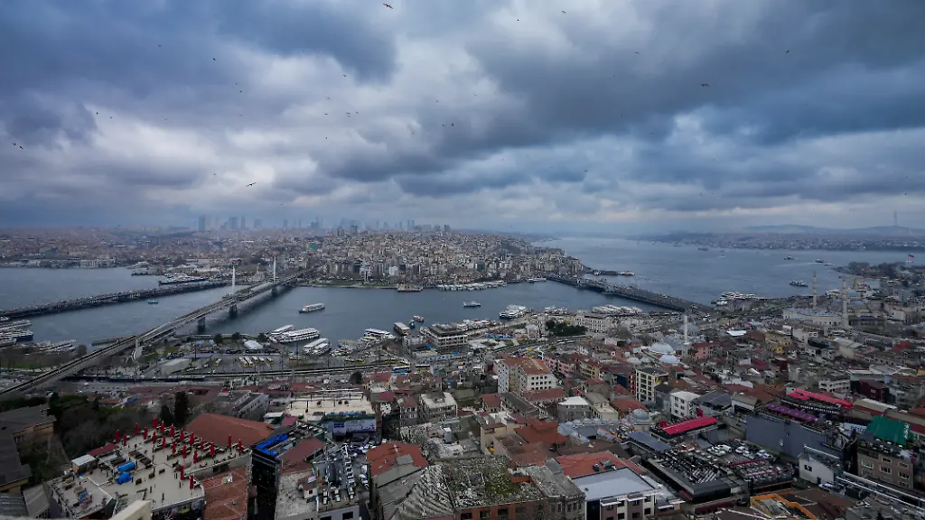 ARCHIV-06-03-2024-Tuerkei-Istanbul-Faehren-fahren-ueber-den-Bosporus-und-verbinden-die-europaeische-Seite-oben-und-unten-mit-der-asiatischen-Seite-oben-rechts-von-Istanbul