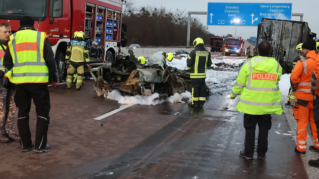 Das-Unfallauto-brannte-komplett-aus
