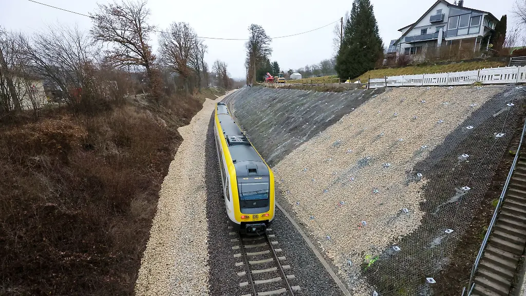 Mehr-als-vier-Monate-nach-dem-schweren-Zugunglueck-fahren-auf-der-Strecke-wieder-Zuege