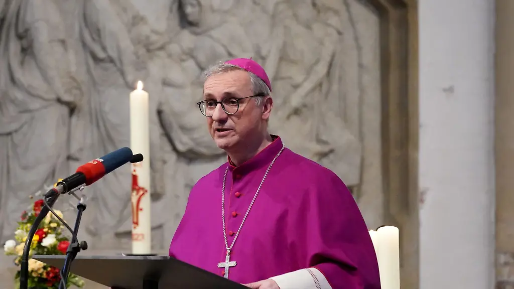 Hamburgs-Erzbischof-Stefan-Hesse-hat-eine-Gruppe-ukrainischer-Sternsinger-empfangen