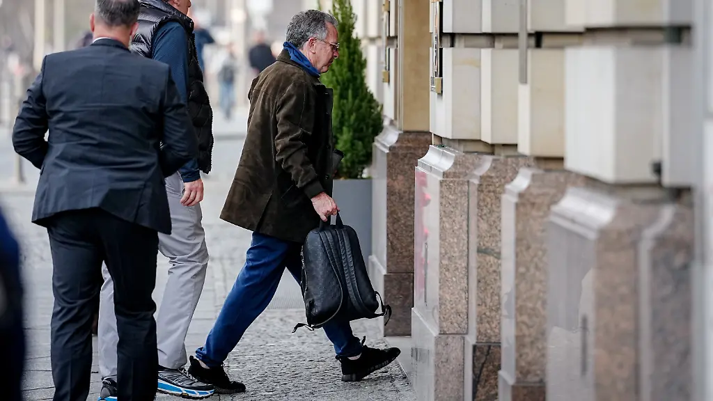 14-12-2025-Ukraine-Kiew-Steve-Witkoff-Sondergesandter-der-Vereinigten-Staaten-kommt-am-Hotel-Adlon-an-Die-zwischen-Vertretern-der-USA-und-der-Ukraine-gefuehrten-Gespraeche-ueber-ein-Ende-des-russischen-Angriffskriegs-werden-heute-in-Berlin-mit-europaeischer-Beteiligung-fortgesetzt