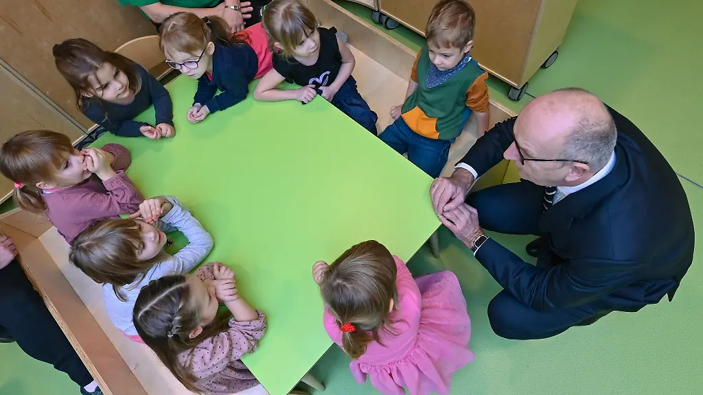 Brandenburgs-Ministerpraesident-Dietmar-Woidke-SPD-ruft-Kinder-zum-Mitmachen-beim-Wettbewerb-zum-Kinderfest-auf