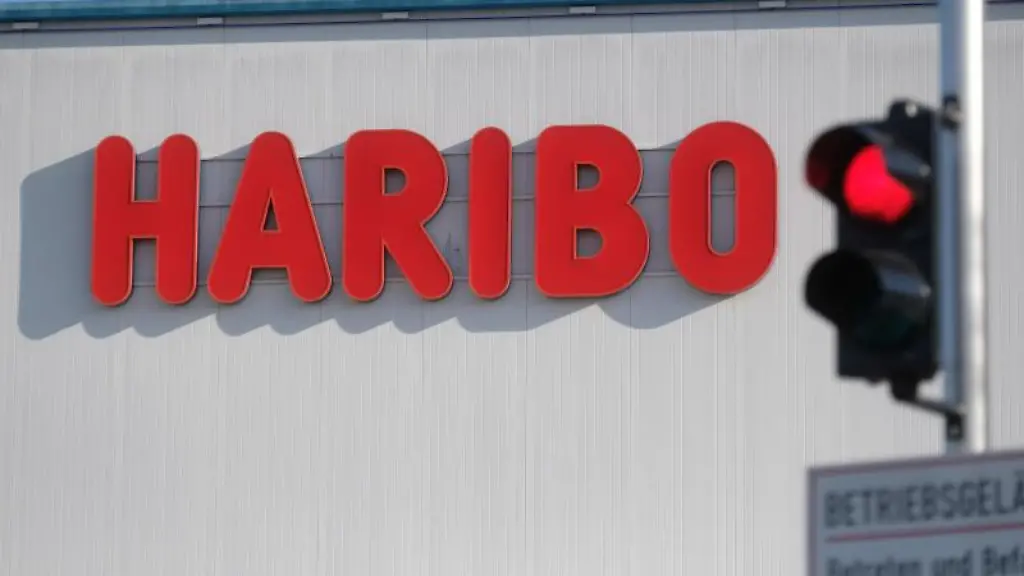 Eine-Ampel-am-Eingang-zum-Haribo-Werk-leuchtet-rot
