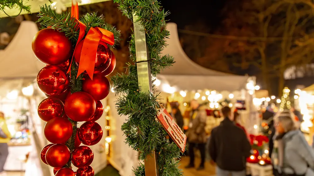 12-12-2025-Wuppertal-Weihnachtsmarkt-Haus-Schloss-Luentenbeck