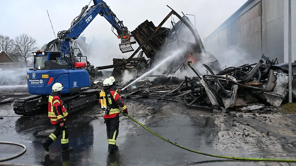 Die-Polizei-rechnet-nach-einem-Brand-in-einer-Moebelfabrik-mit-einem-Millionenschaden