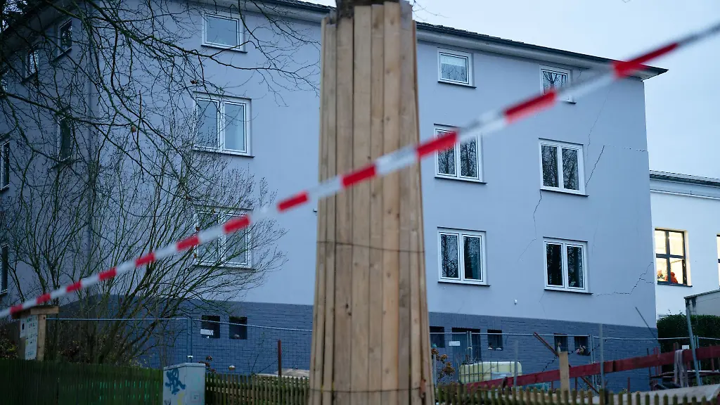 Risse-in-der-Fassade-deuten-auf-die-Schaeden-an-einem-Wohnhaus-in-Wuppertal-hin