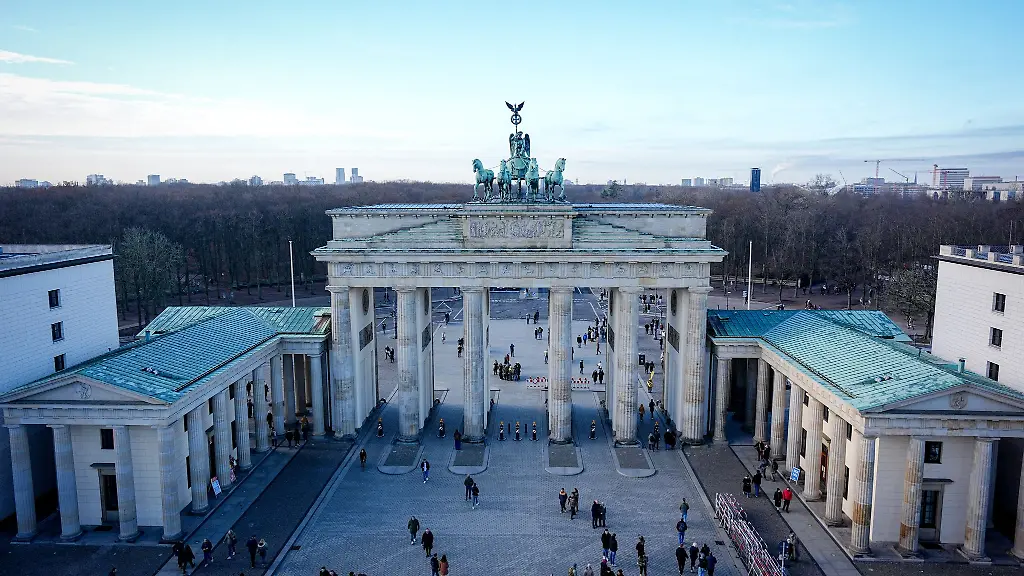 Die-S-Bahnlinien-S1-S2-und-S25-halten-derzeit-nicht-am-Brandenburger-Tor