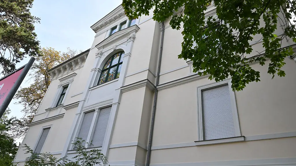 59-Arbeiten-unter-anderem-von-Henri-de-Toulouse-Lautrec-und-Alfons-Mucha-waren-in-der-Ausstellung-zur-Plakatkunst-des-19-Jahrhunderts-im-Kunsthaus-Apolda-zu-sehen