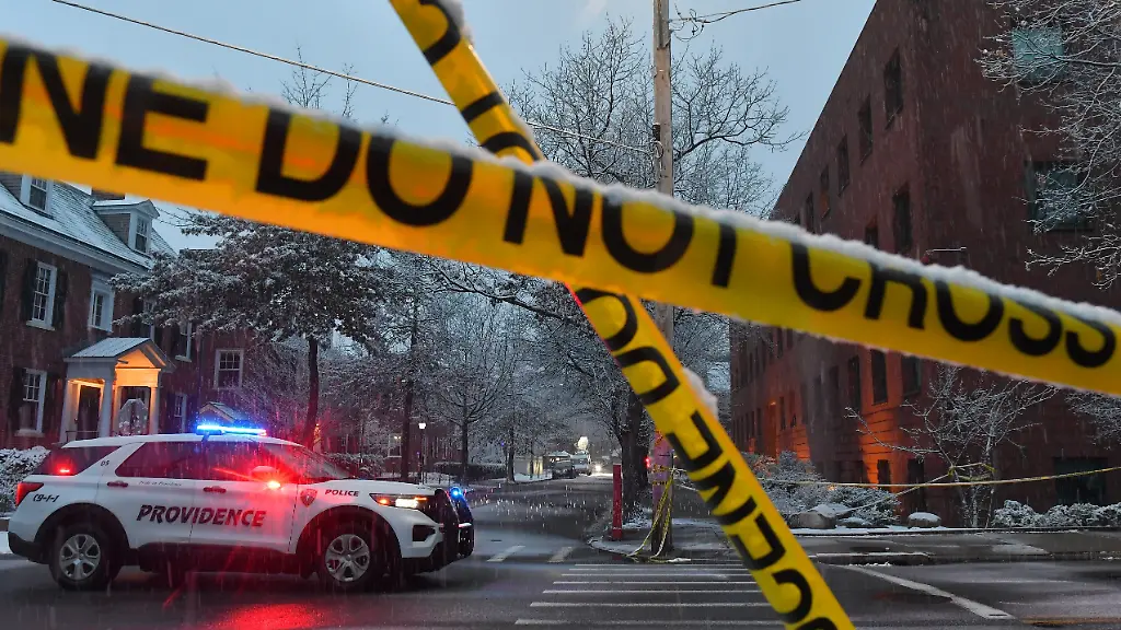 Ein-Polizeifahrzeug-steht-in-Providence-R-I-an-einer-Kreuzung-in-der-Naehe-eines-abgesperrten-Tatorts-an-der-Brown-University-nachdem-am-Samstag-13-Dezember-2025-an-der-Universitaet-geschossen-worden-ist