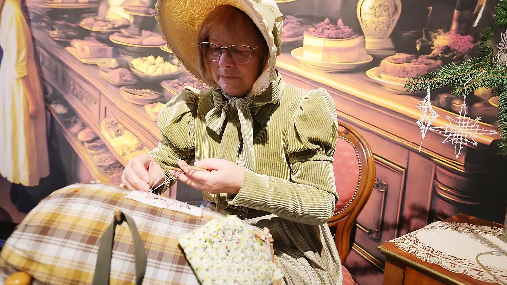 Auch-Handarbeit-wird-bei-der-Romantischen-Fuerstenweihnacht-demonstriert