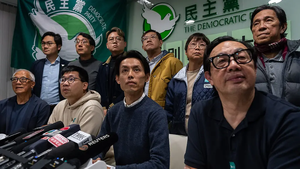 14-12-2025-Hongkong-Lo-Kin-hei-Vorsitzender-der-Demokratischen-Partei-Hongkongs-Mitte-und-andere-Ausschussmitglieder-stellen-sich-bei-einer-Pressekonferenz-im-Buero-der-Demokratischen-Partei-Hongkongs-in-Hongkong-fuer-Fotos-zur-Verfuegung