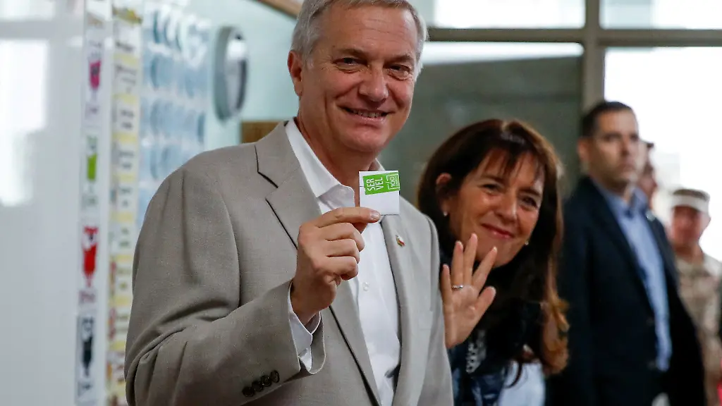 Jose-Antonio-Kast-presidential-candidate-of-the-far-right-Republican-Party-of-Chile-accompanied-by-his-wife-Maria-Pia-Adriasola-votes-during-a-presidential-runoff-election-in-Santiago-Chile-December-14-2025