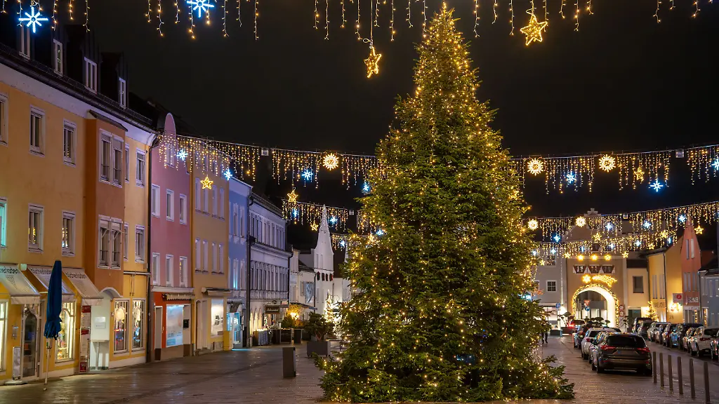 13-12-2025-Bayern-Dingolfing-Auf-dem-Marienplatz-in-Dingolfing-steht-ein-beleuchteter-Weihnachtsbaum-Wegen-mutmasslicher-Anschlagsplaene-auf-einen-Weihnachtsmarkt-im-Raum-Dingolfing-in-Niederbayern-sind-fuenf-Maenner-festgenommen-worden-Noch-ist-unbekannt-um-welchen-Weihnachtsmarkt-es-sich-handelt