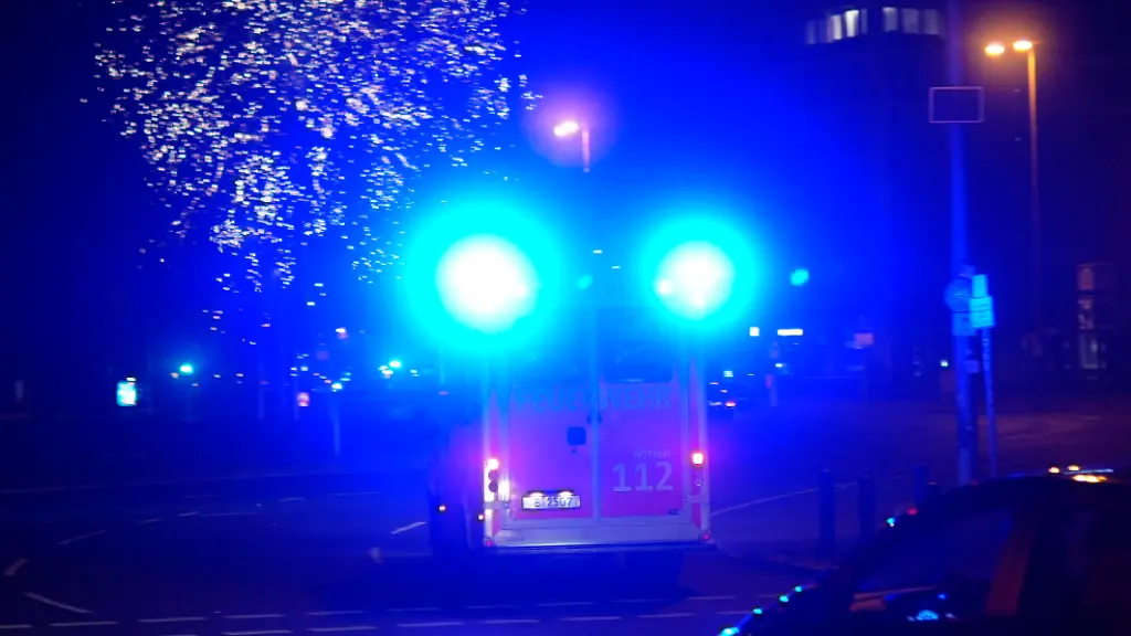 Rettungswagen-am-Ernst-Reuter-Platz-in-der-Silvesternacht-Berlin-01-01